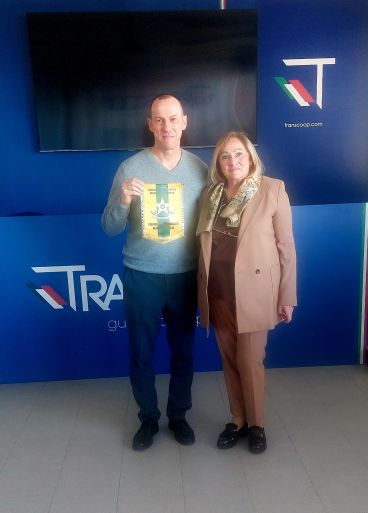 La Console Enrica Ghirri consegna il gagliardetto della Federazione al Presidente di Transcoop Dott. Massimili