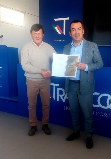 Il Consigliere Gianfranco Giorgini consegna la fotografia realizzata nell'ambito del progetto 