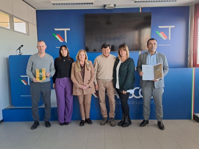 Foto di gruppo con le Maestre del Lavoro Sabrina Davolio e Barbara Fontanesi.